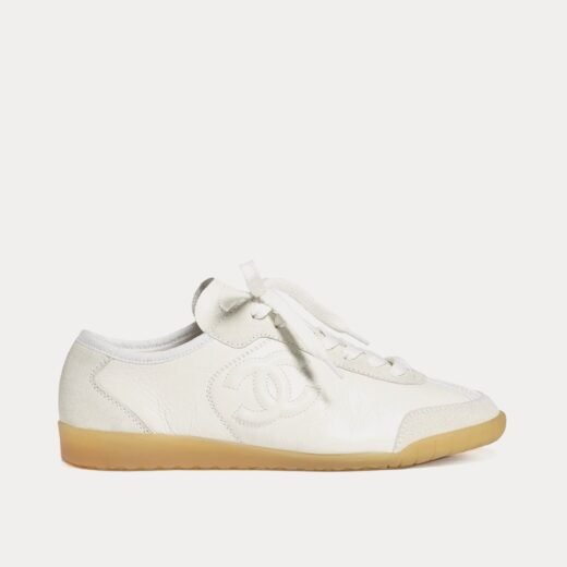 Chanel Baskets basses blanches en cuir de veau et daim – 35