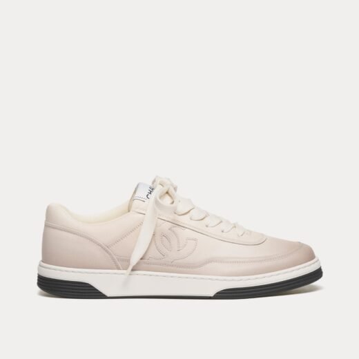 Chanel Baskets basses en cuir de veau imprimé beige – 35