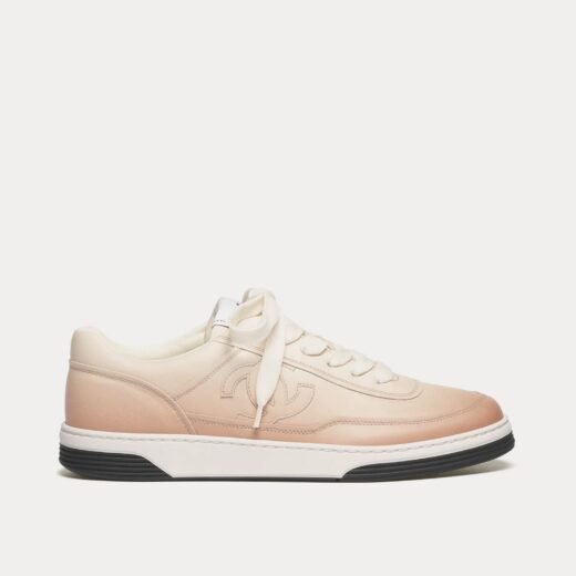 Chanel Baskets basses en cuir de veau imprimé orange clair – 35