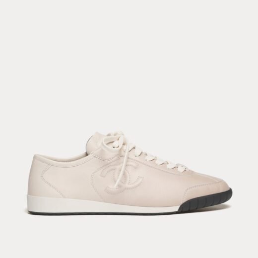 Chanel Baskets basses en cuir de veau imprimé beige – 35