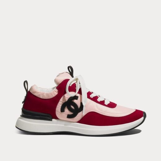 Chanel Baskets basses en cuir de veau suédé