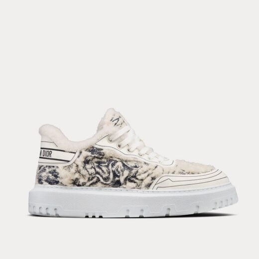 Baskets basses Dior Addict en peau lainée naturelle brodée Toile de Jouy bleue – 35