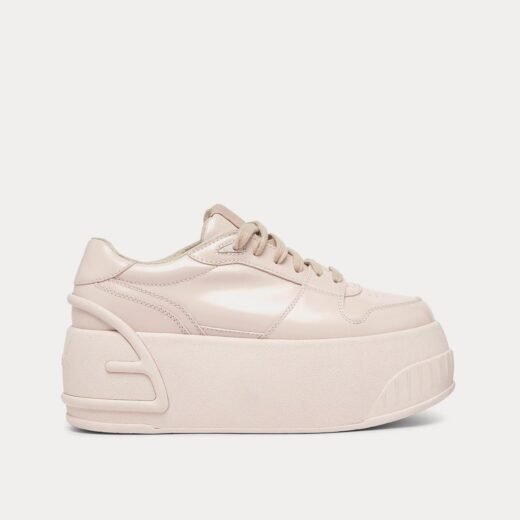 Fendi Baskets basses en cuir beige clair Fashion Show – 35