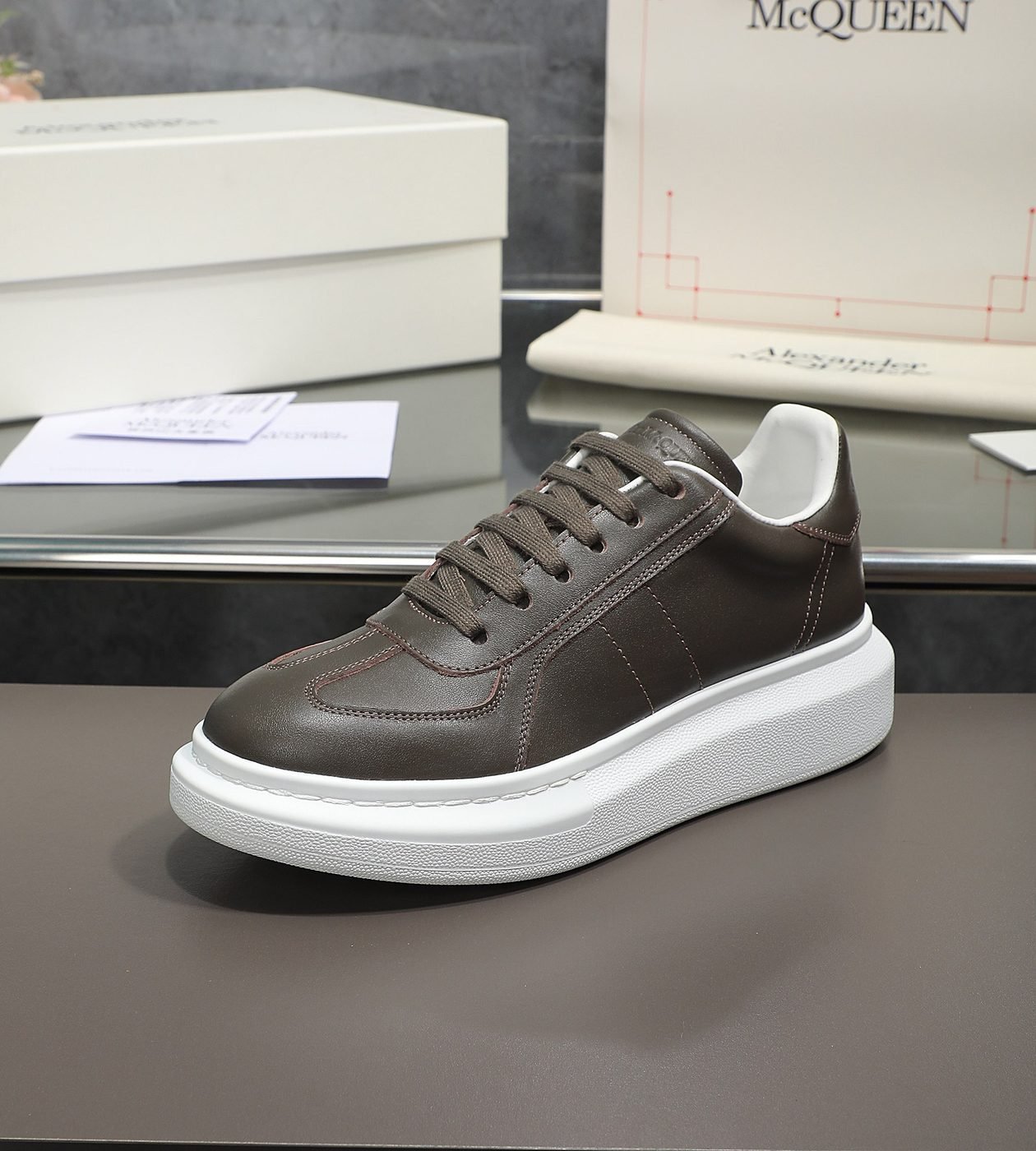 Alexander McQueen Baskets Oversized cuir – Image 7