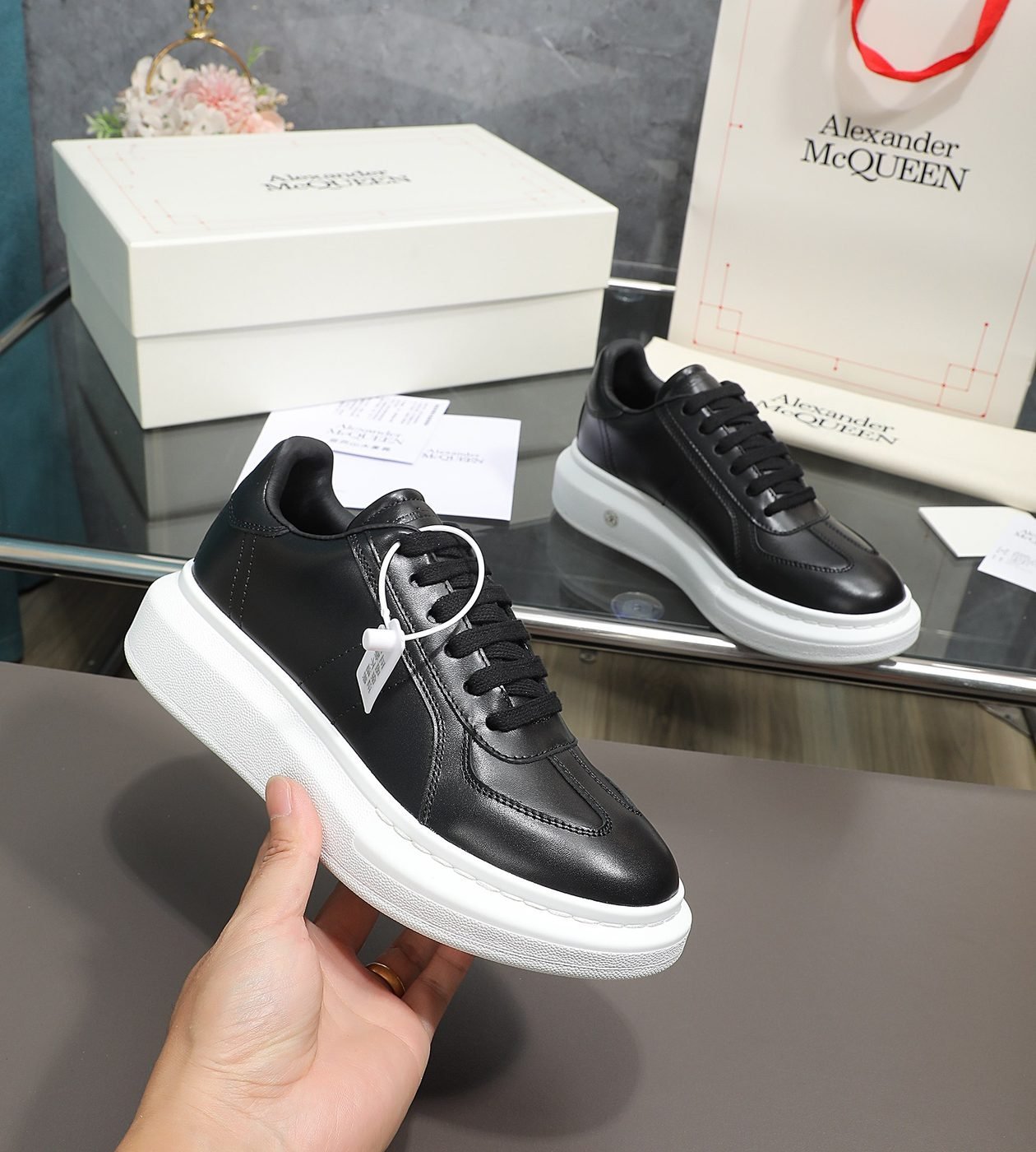 Alexander McQueen Baskets Oversized cuir – Image 2