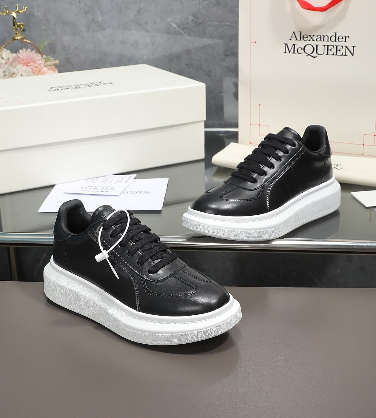 Alexander McQueen Baskets Oversized cuir – Image 8