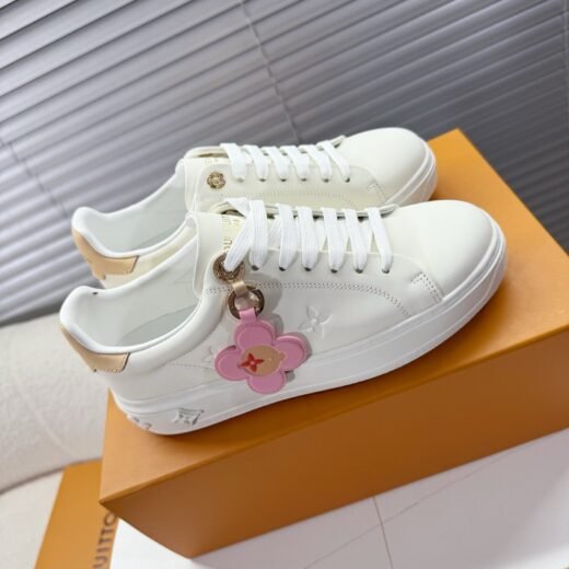 Louis Vuitton baskets femme blanches à charms