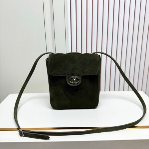 Chanel Sac bandoulière à rabat aspect suédé