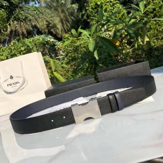 Prada ceinture noire texturée à boucle argentée