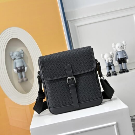 Bottega Veneta Sacoche bandoulière tressée noire à rabat et boucle