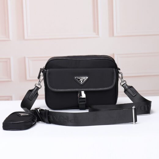 Prada Sacoche nylon noire à poche frontale