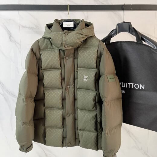 Louis Vuitton doudoune à capuche à monogramme vert kaki
