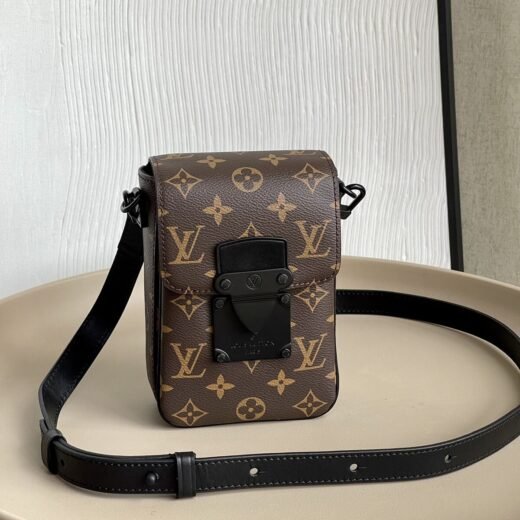 Louis Vuitton Pochette verticale Monogram