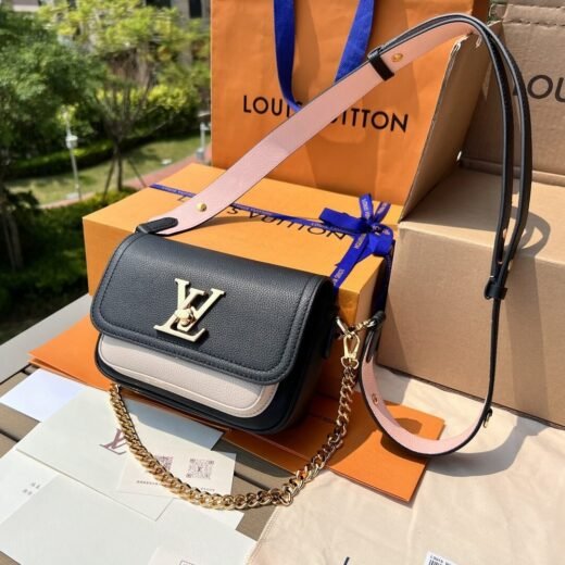 Louis Vuitton Sac à bandoulière porté croisé en cuir grainé noir, détails ivoire et bandoulière rose pâle