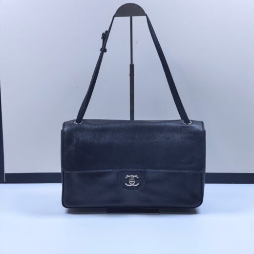 Chanel – sac à bandoulière à rabat en cuir grainé noir