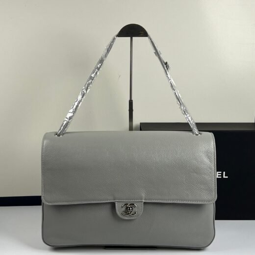 Chanel sac à rabat à bandoulière gris, fermoir argenté
