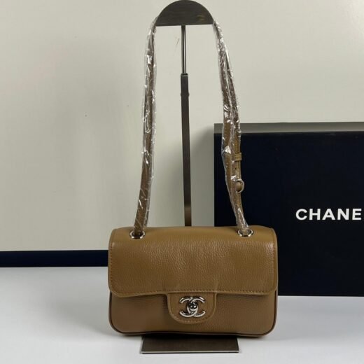 Chanel – sac à bandoulière à rabat camel, fermoir argenté
