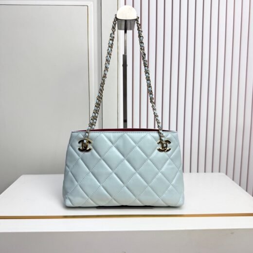 Chanel sac cabas matelassé bleu clair – chaîne dorée