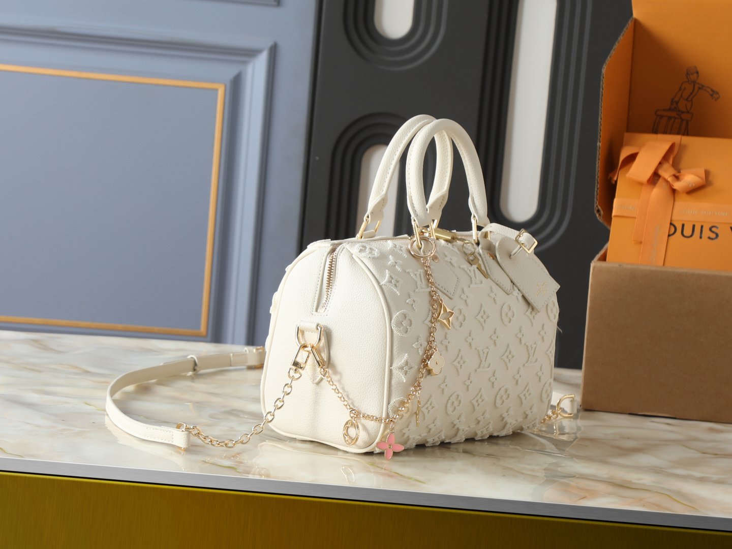 Louis Vuitton sac à main à bandoulière avec monogramme embossé – Image 9