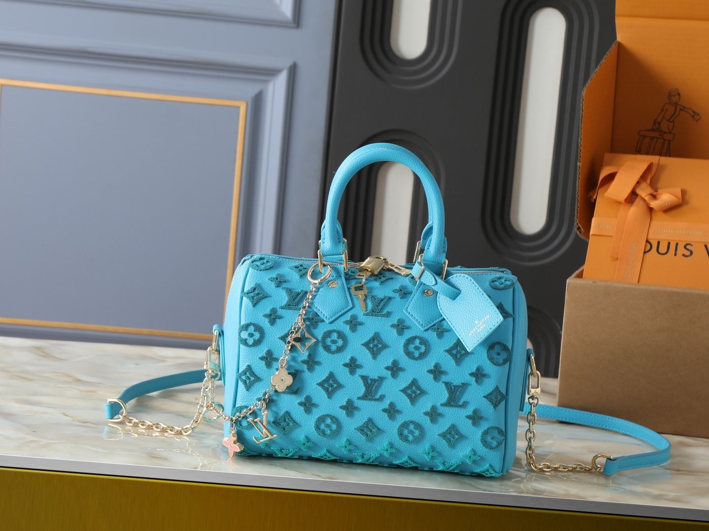 Louis Vuitton sac à main à bandoulière avec monogramme embossé – Image 2