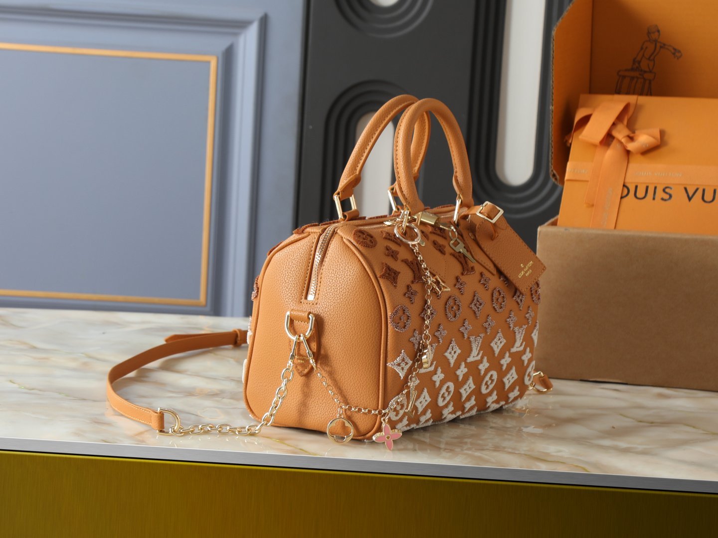 Louis Vuitton sac à main à bandoulière avec monogramme embossé – Image 8