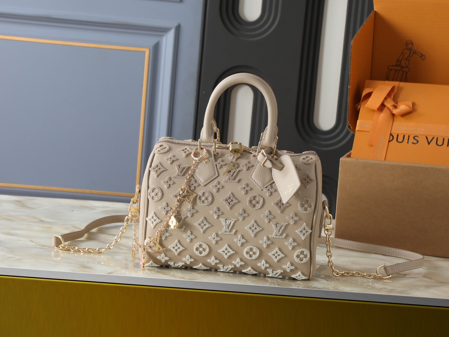 Louis Vuitton sac à main à bandoulière avec monogramme embossé