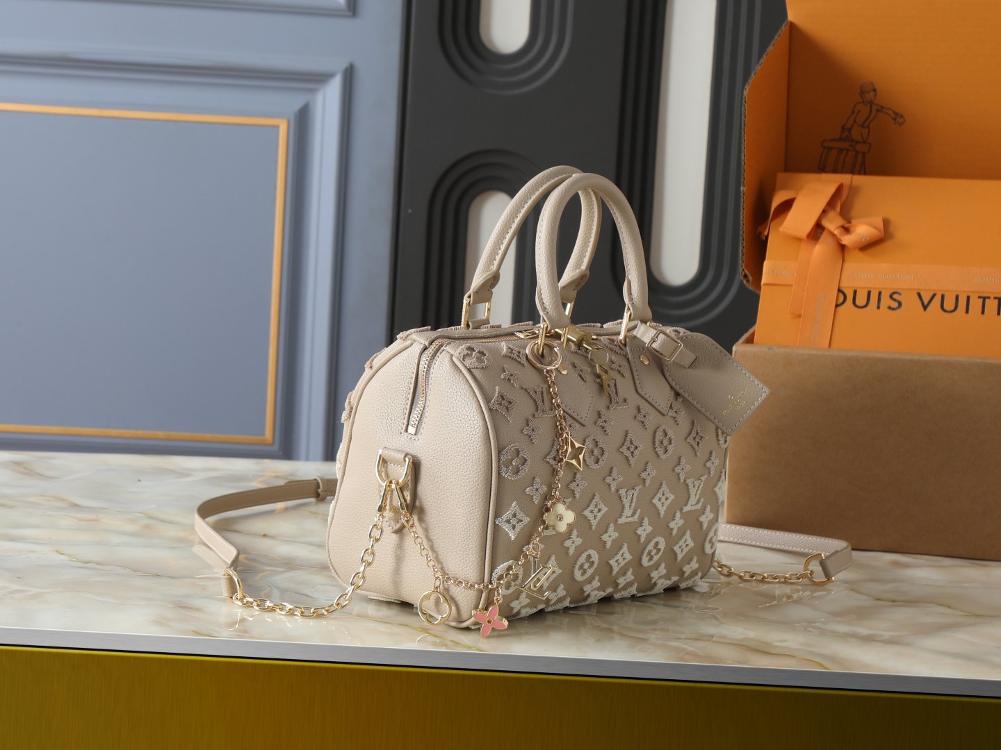Louis Vuitton sac à main à bandoulière avec monogramme embossé – Image 6