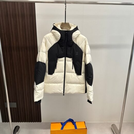 Louis Vuitton – Doudoune à capuche bicolore écru et noir
