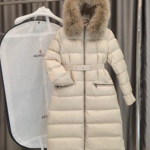 Moncler – Doudoune longue à capuche avec col en fourrure, ivoire